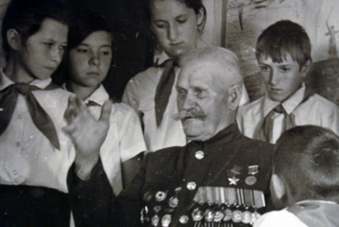 Константин Недорубов беседует со школьниками